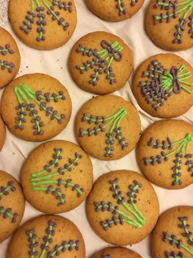 种一盆香水熏衣草，然后把它变成花糖和饼干！