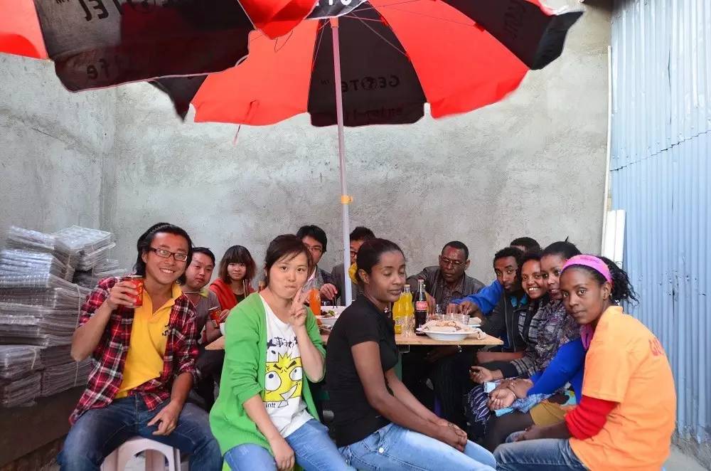 一个陕西汉子花7万元环游地球1圈，还带回一个美国女友！