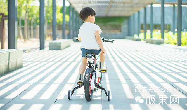 这辆美亚销量第一的童车,孩子骑上想摔跤都难