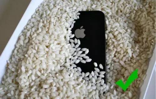 vivo手机进水了怎么让水震出来,手机进水的紧急处理方法