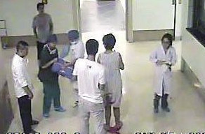 惊险一幕！孕妇半夜憋不住，医院大厅边走边生