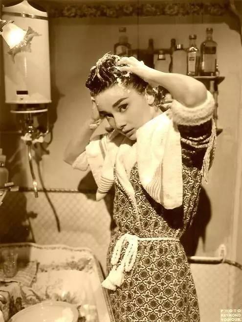 再这样洗头你的头发会越来越少,到底怎么洗头才能改善发质啊