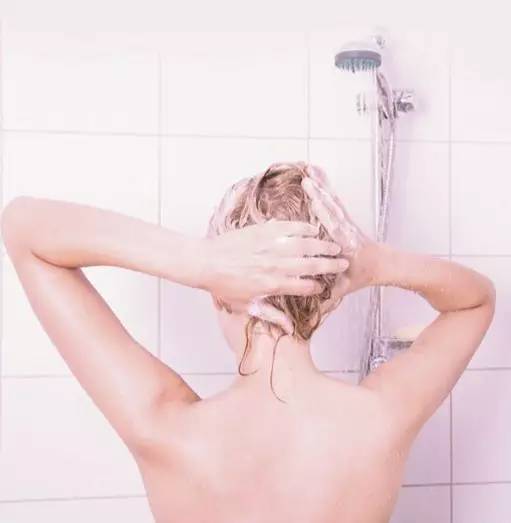 再这样洗头你的头发会越来越少,到底怎么洗头才能改善发质啊