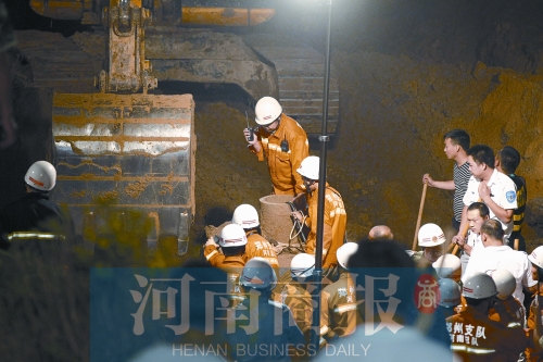 河南女童掉入枯井,女童坠入深井邻居身绑麻绳下井