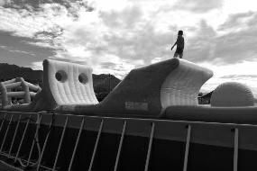 水上乐园骨折,26岁小伙玩蹦床跳下颈椎骨折