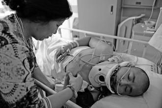 水上乐园骨折,26岁小伙玩蹦床跳下颈椎骨折