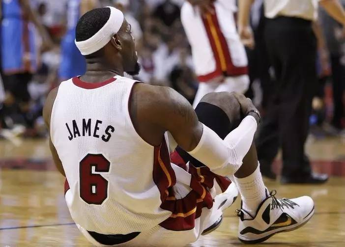 打篮球老是抽筋怎么解乏,打篮球时经常抽筋