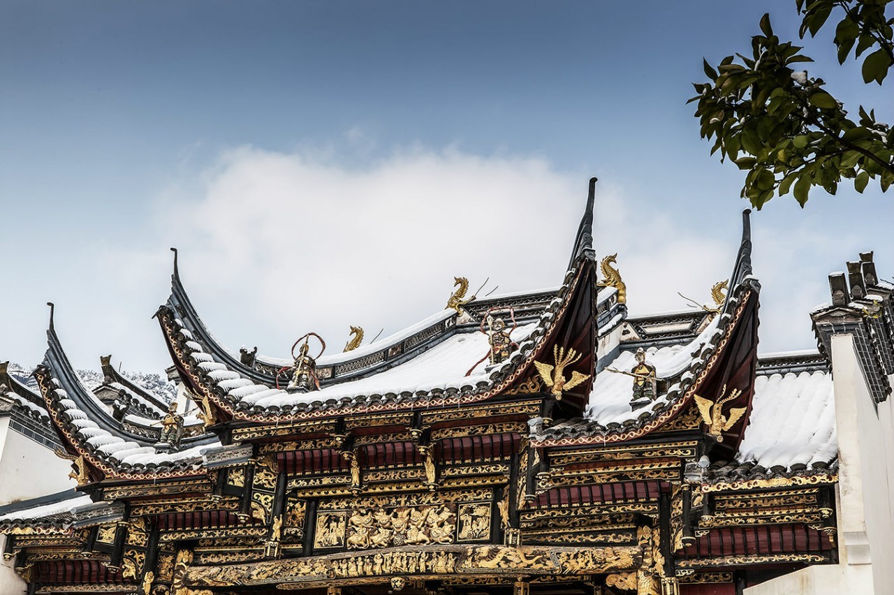 准备了三十年又建了六年“逆向”做地产的他在名山中造出了绝美的房子