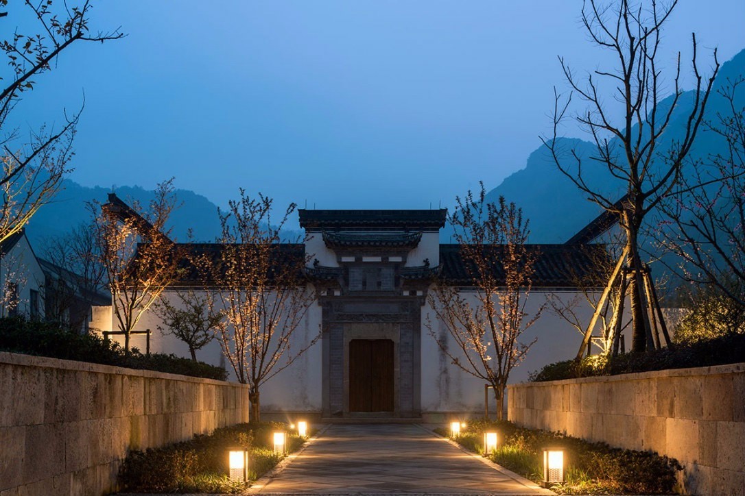 准备了三十年又建了六年“逆向”做地产的他在名山中造出了绝美的房子