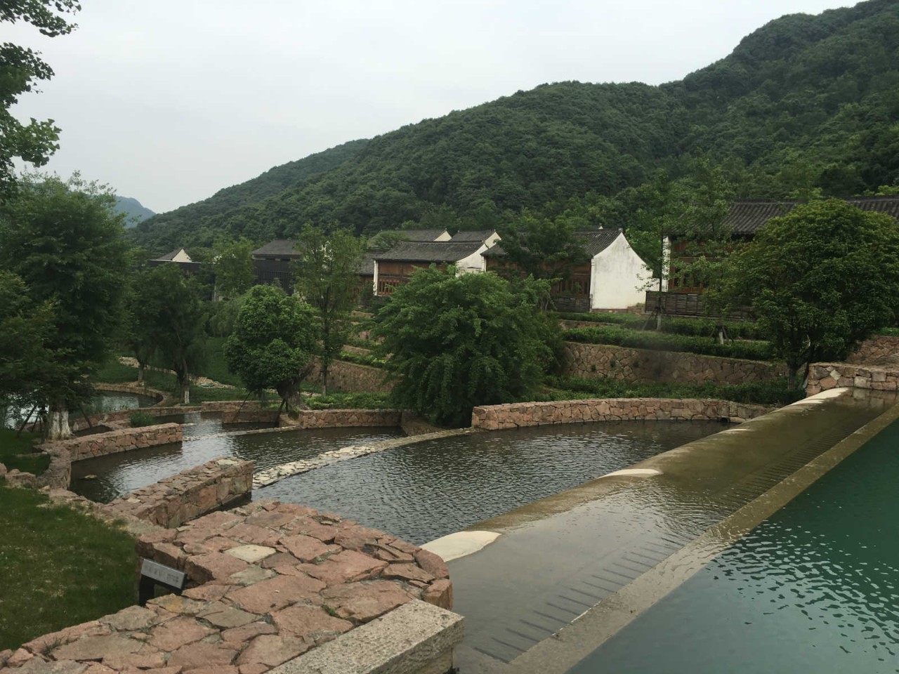 准备了三十年又建了六年“逆向”做地产的他在名山中造出了绝美的房子