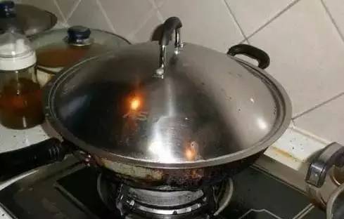 家里锅盖油腻腻用它擦,锅盖去油污厨房小妙招