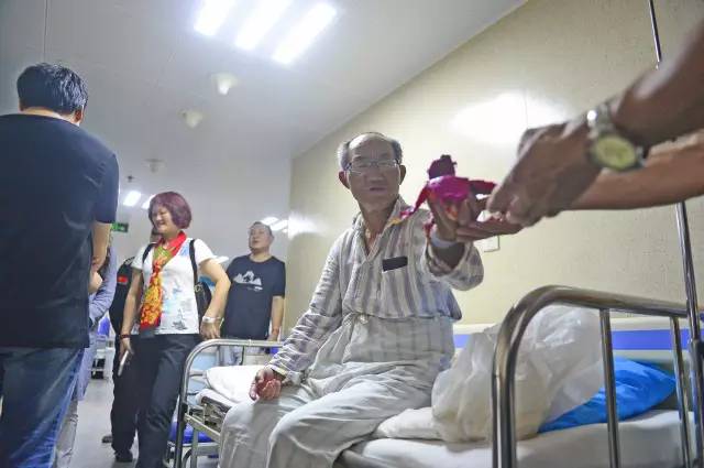 老张的病房被“挤爆”了!对于大家的捐款,他有话说