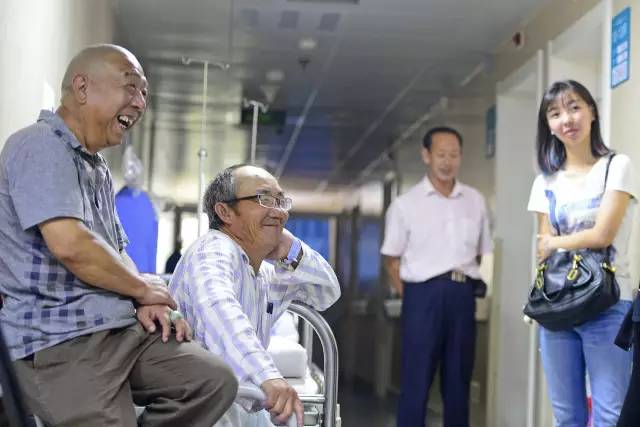 老张的病房被“挤爆”了!对于大家的捐款,他有话说