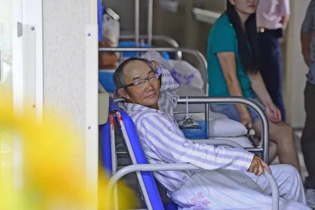 老张的病房被“挤爆”了!对于大家的捐款,他有话说