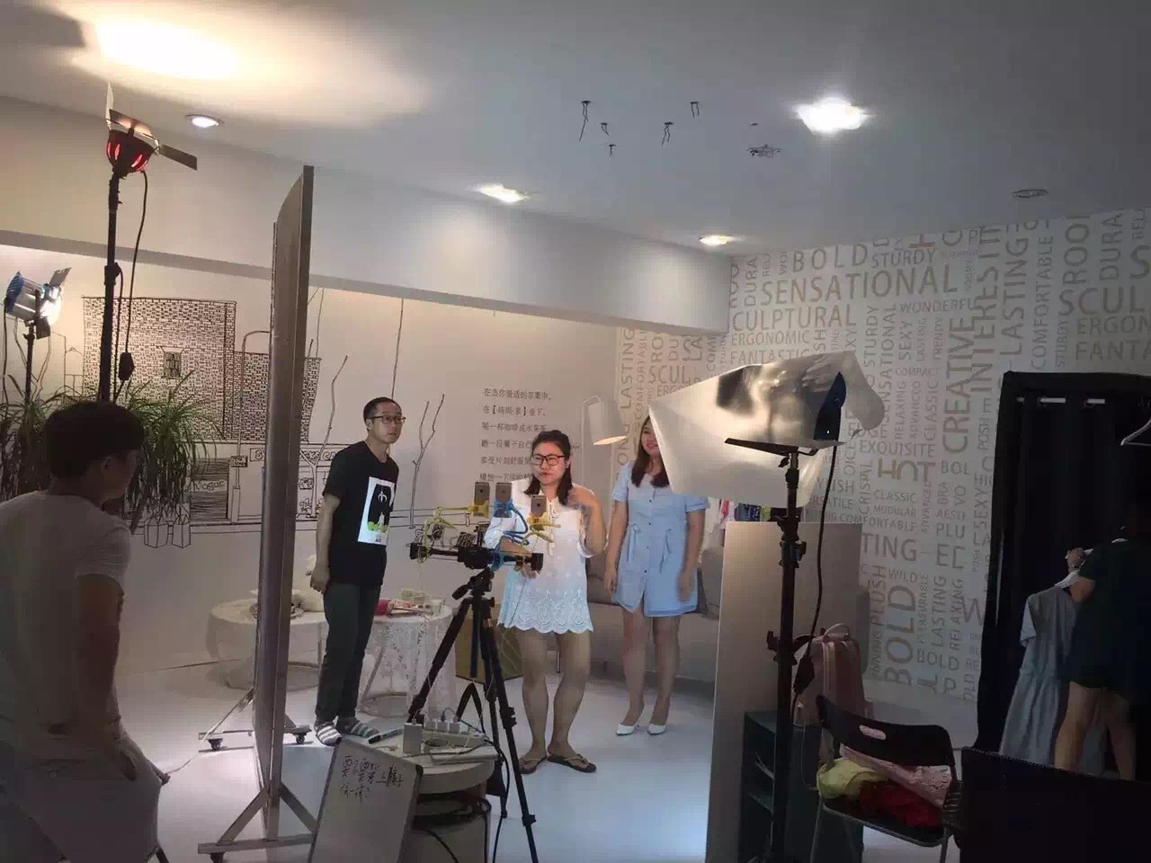 小卖家做直播，没颜没身材还能凭什么？