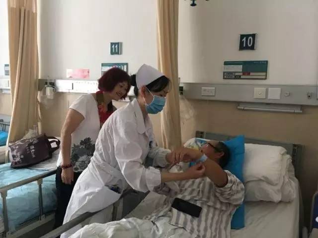 老张的病房被“挤爆”了!对于大家的捐款,他有话说