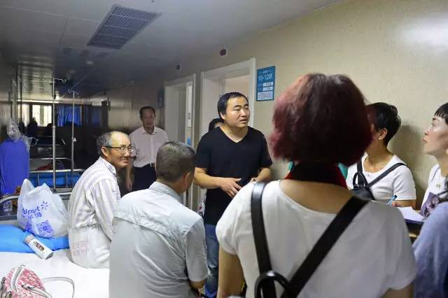 老张的病房被“挤爆”了!对于大家的捐款,他有话说