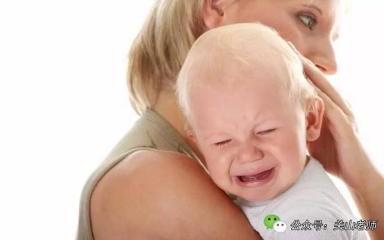 一哭就鼓起来并伴有咕咕声的肚脐，你家宝宝出现了吗？