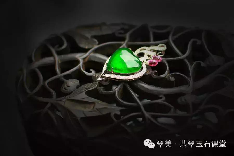 绿色翡翠和红色翡翠一起镶嵌,翡翠镶嵌垫底色和不垫底的区别