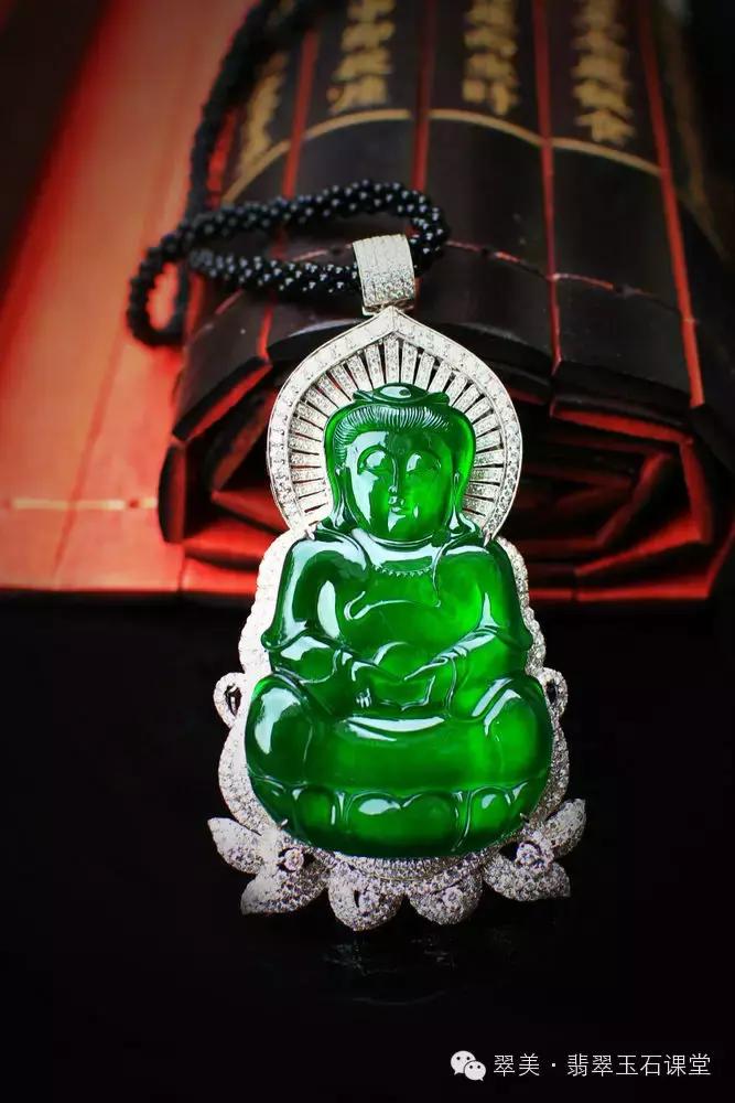 绿色翡翠和红色翡翠一起镶嵌,翡翠镶嵌垫底色和不垫底的区别