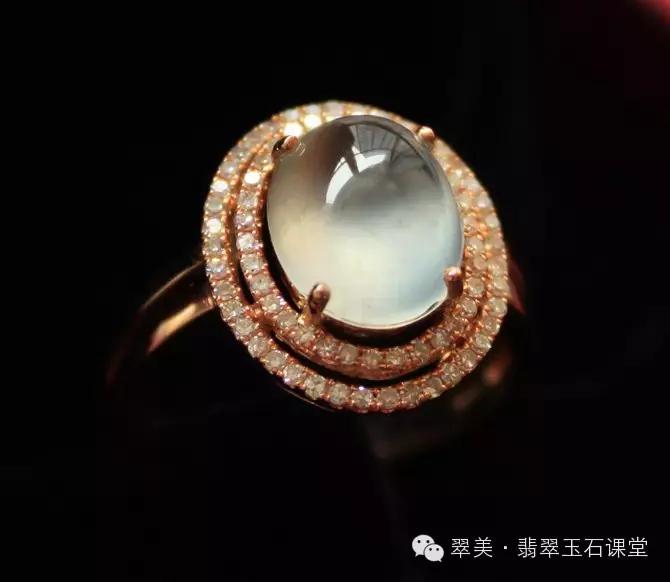 绿色翡翠和红色翡翠一起镶嵌,翡翠镶嵌垫底色和不垫底的区别