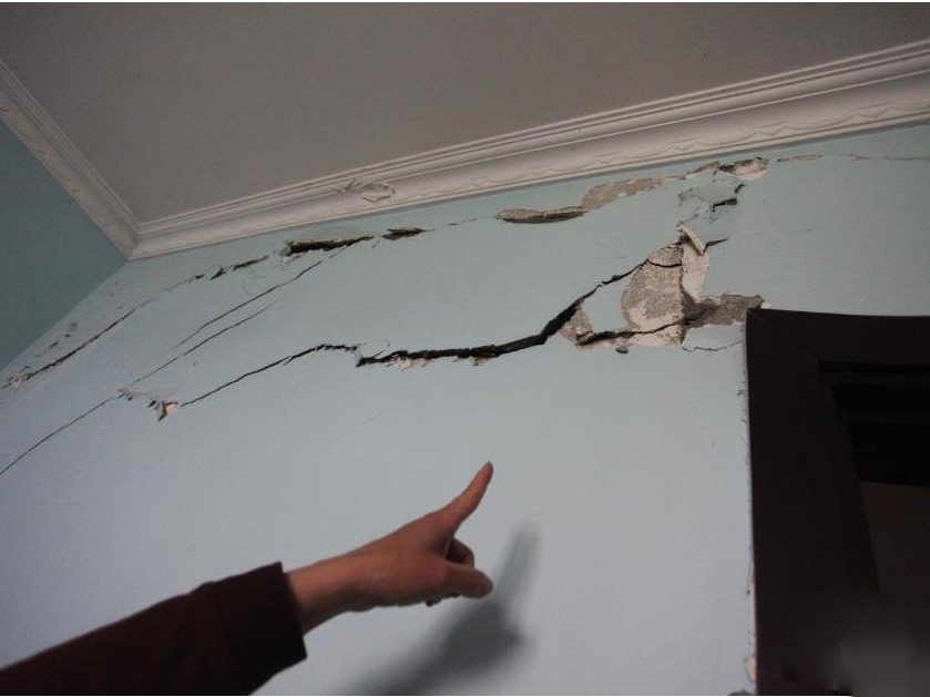 屋里的墙皮开裂怎么处理,墙皮开裂怎样解决