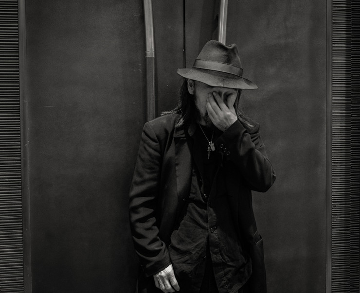 当年裁缝店里的穷小子，现在随便拉泡屎都被年轻人拿去当精神食粮