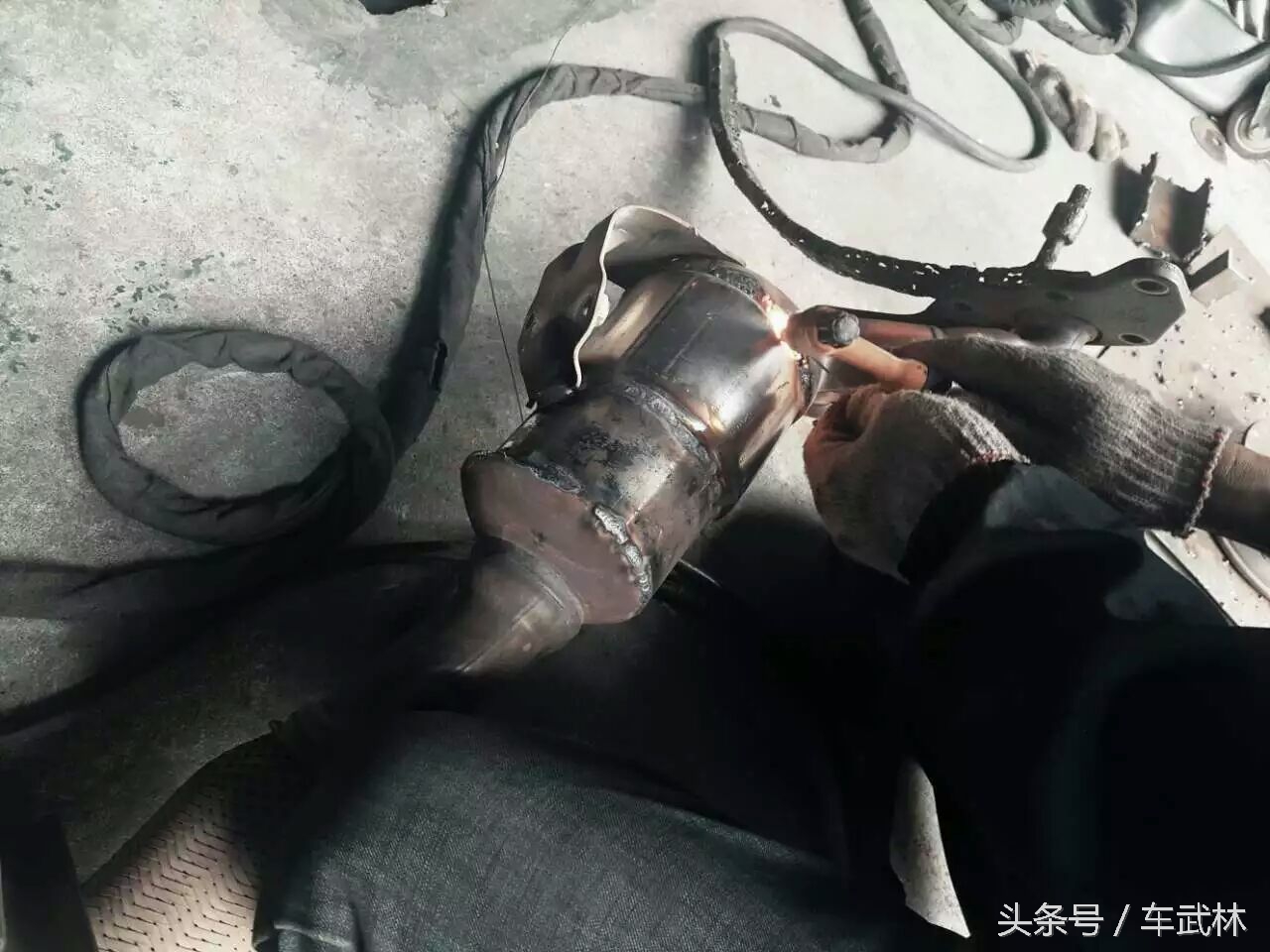 蒙迪欧致胜三元催化器怎么拆,10万公里福特蒙迪欧2.0缸内积碳