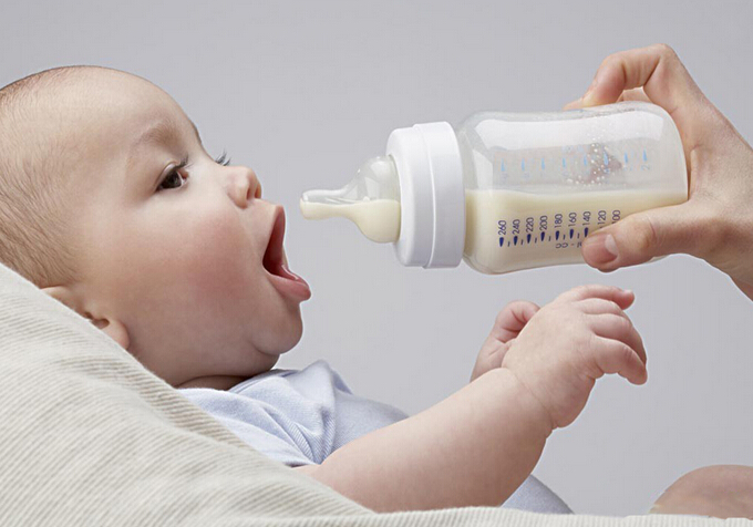 孩子快两周了，我才想去了解婴儿配方奶是咋回事！