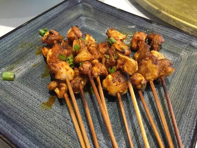 成都烧烤没和你闹！来来来，撸了这一杯，还有三杯……