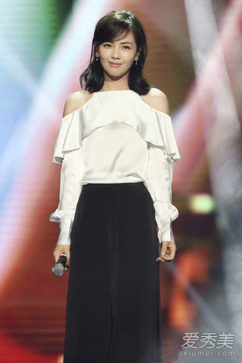 唐嫣高圆圆教你怎么穿好露肩装 (唐嫣倪妮高圆圆穿大衣街拍)