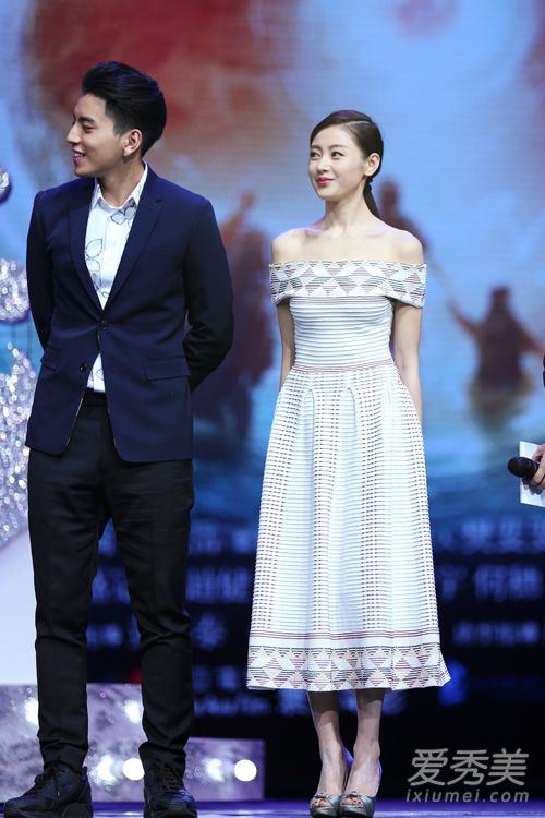 唐嫣高圆圆教你怎么穿好露肩装 (唐嫣倪妮高圆圆穿大衣街拍)