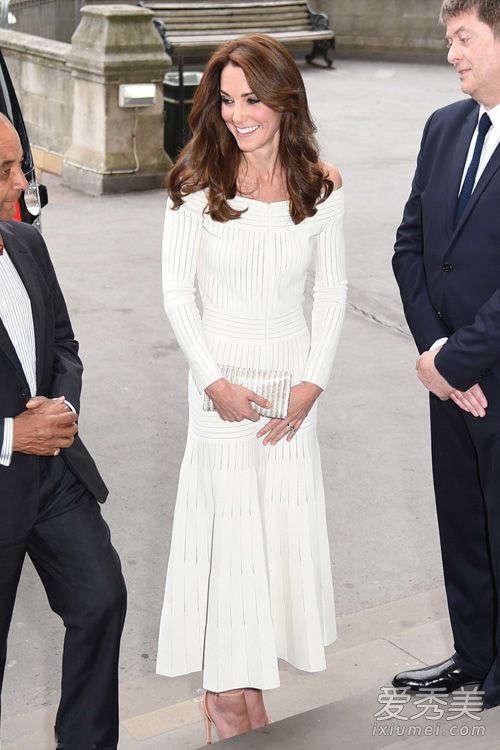 唐嫣高圆圆教你怎么穿好露肩装 (唐嫣倪妮高圆圆穿大衣街拍)