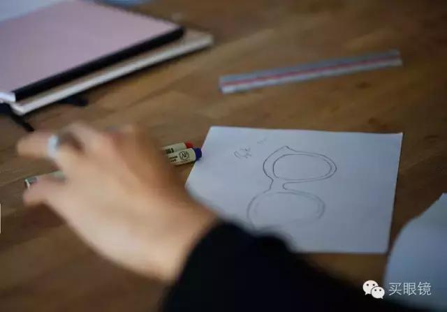 这个才创立一年的眼镜品牌刚上线就售罄了，她是怎么做到的？