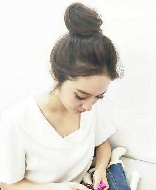 丸子头的扎法简单易学好看头发多,低丸子头简单扎法慵懒风丸子头