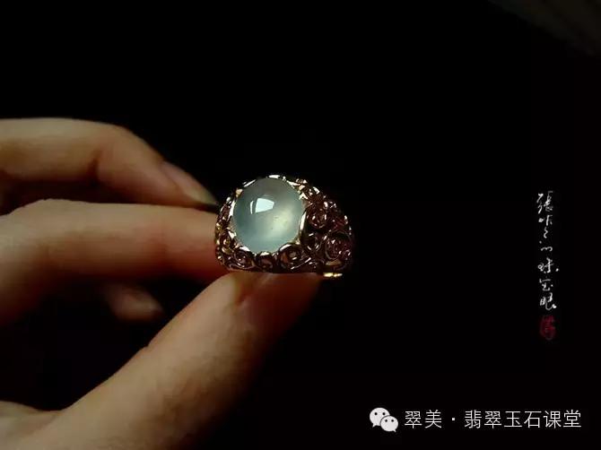 绿色翡翠和红色翡翠一起镶嵌,翡翠镶嵌垫底色和不垫底的区别