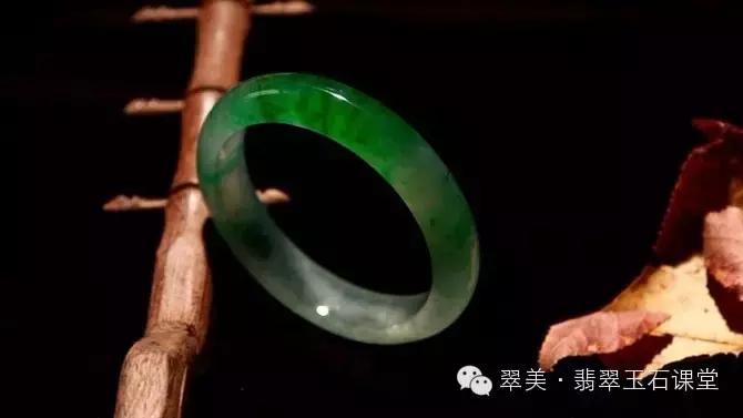 绿色翡翠和红色翡翠一起镶嵌,翡翠镶嵌垫底色和不垫底的区别