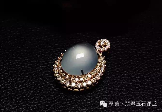 绿色翡翠和红色翡翠一起镶嵌,翡翠镶嵌垫底色和不垫底的区别