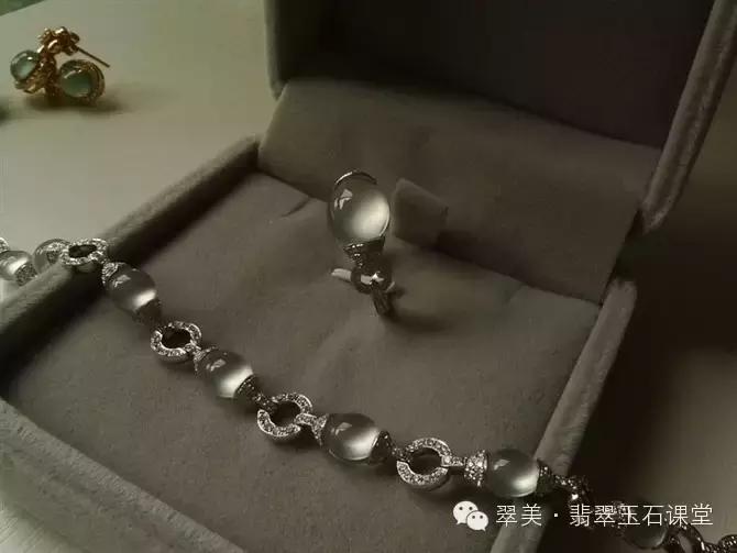 绿色翡翠和红色翡翠一起镶嵌,翡翠镶嵌垫底色和不垫底的区别