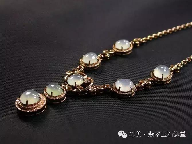 绿色翡翠和红色翡翠一起镶嵌,翡翠镶嵌垫底色和不垫底的区别