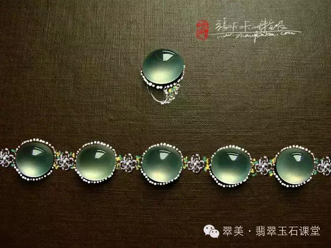 绿色翡翠和红色翡翠一起镶嵌,翡翠镶嵌垫底色和不垫底的区别