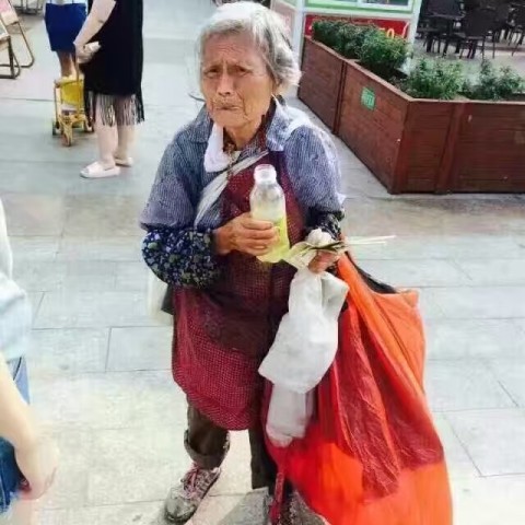 如果你的一瓶水能够帮助到自贡这个造孽的老婆婆，你愿意吗？