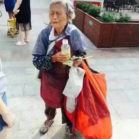 如果你的一瓶水能够帮助到自贡这个造孽的老婆婆，你愿意吗？