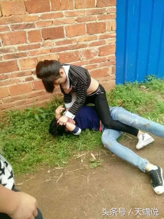 美女班长成功上位，班花不服，撕逼大战一触即发。