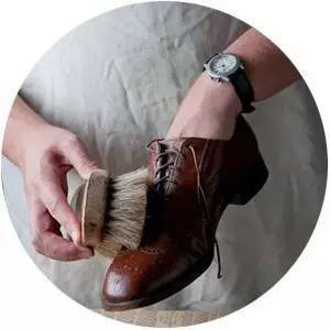 鞋子里面磨脚怎么办小妙招,鞋子后脚跟磨脚该怎么处理