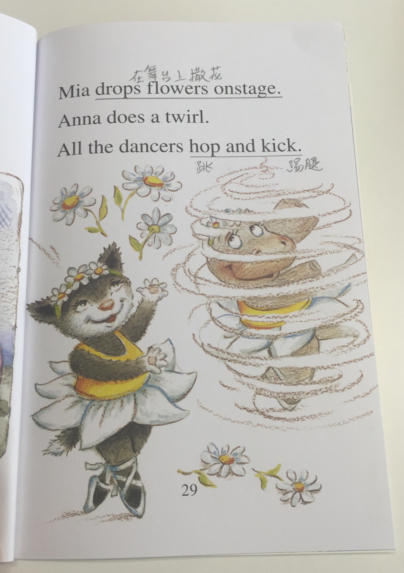 跟小猫Mia绘本学跳舞相关的英文,服装、舞蹈动作应有尽有