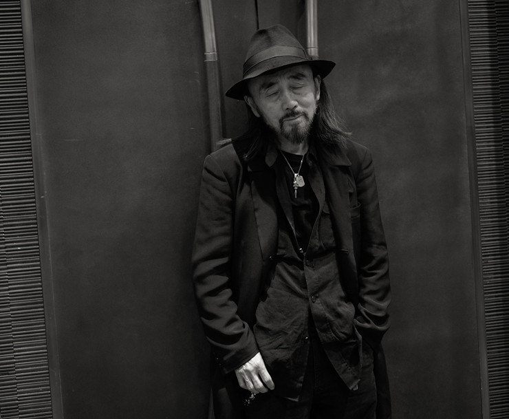 当年裁缝店里的穷小子，现在随便拉泡屎都被年轻人拿去当精神食粮