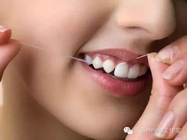 牙医亲自示范牙线使用,牙医建议使用水牙线吗