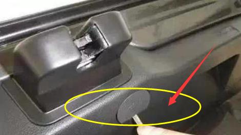 汽车逃生通道在哪里,汽车有紧急逃生门吗