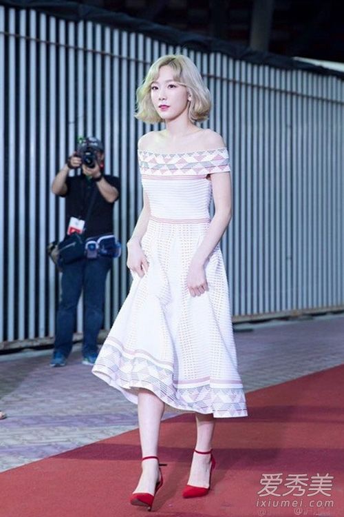 唐嫣高圆圆教你怎么穿好露肩装 (唐嫣倪妮高圆圆穿大衣街拍)